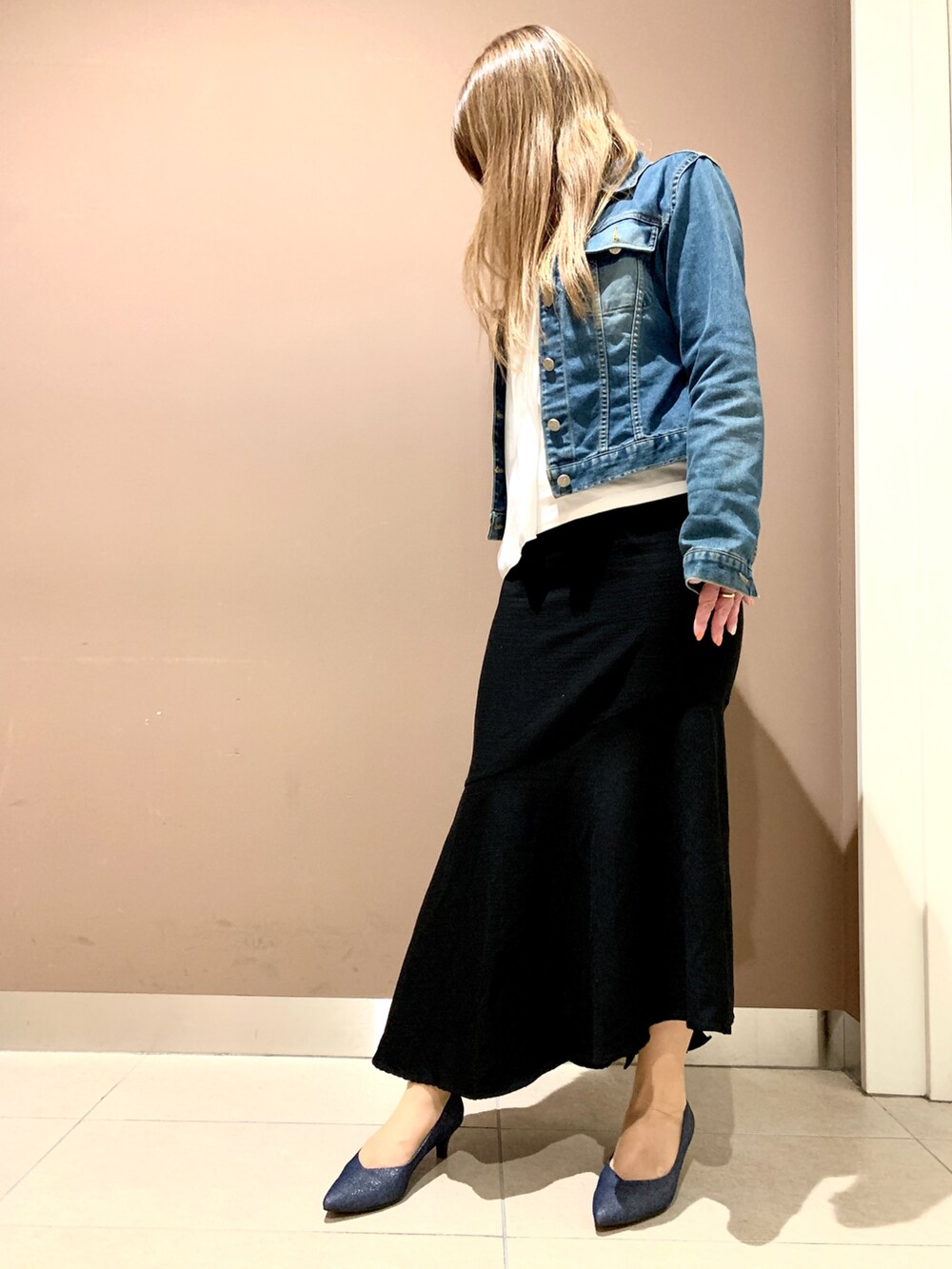 ブルー系のパンプスを着用したレディースの春コーディネートの2枚目の写真