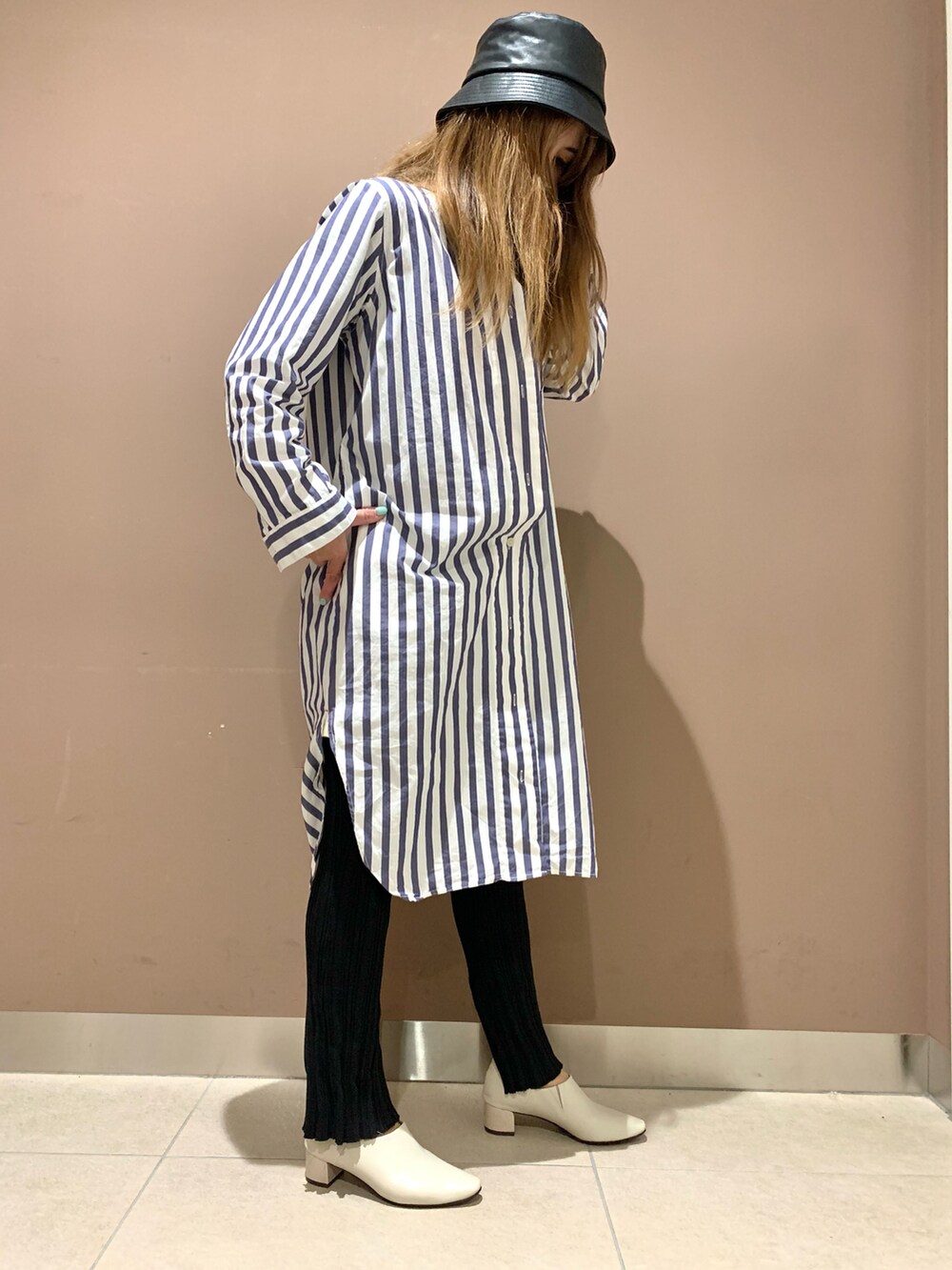 ホワイト系のパンプスを着用したレディースの夏コーディネートの2枚目の写真