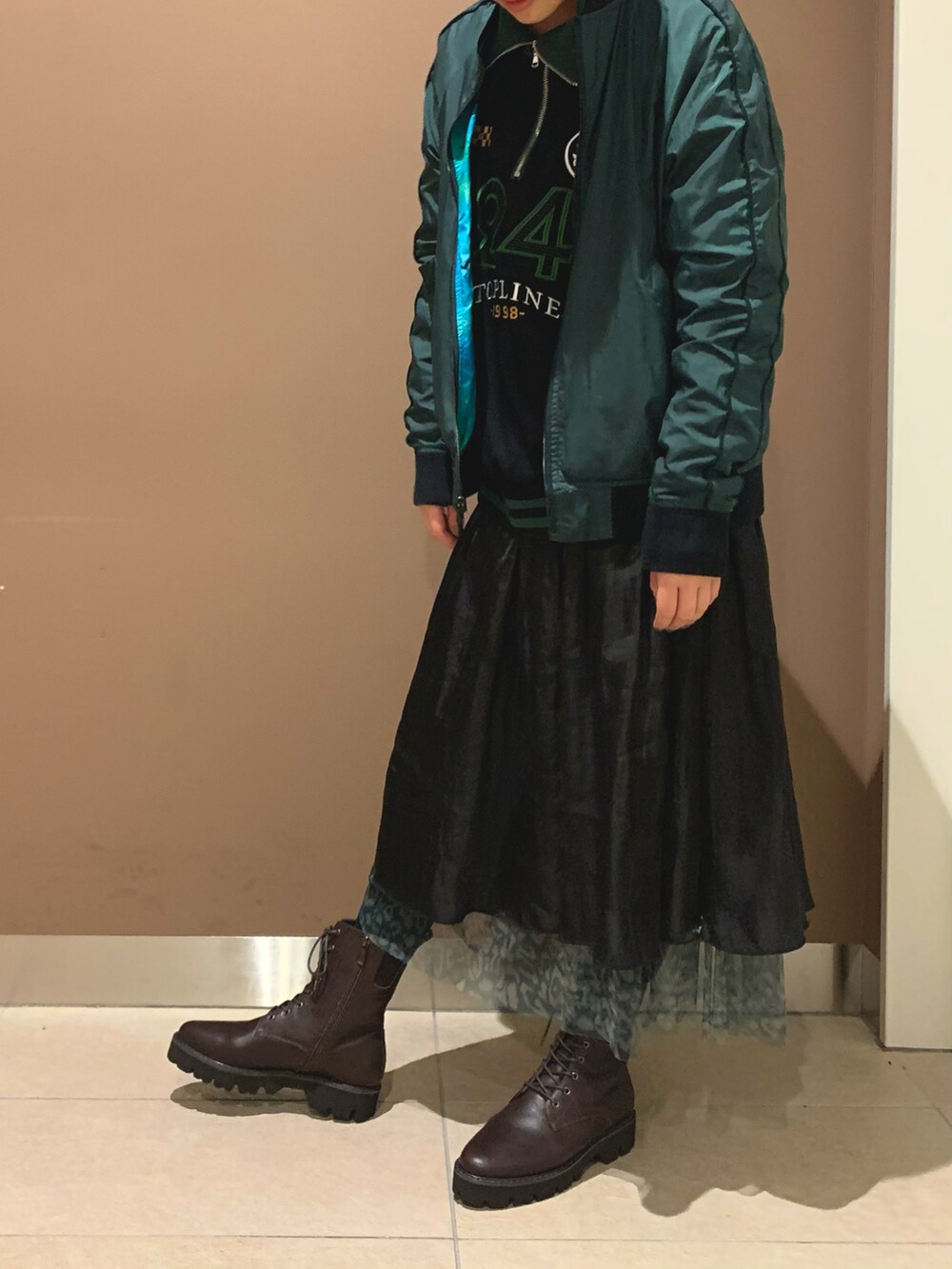 ブラウン系のブーツを着用したレディースの秋コーディネートの2枚目の写真