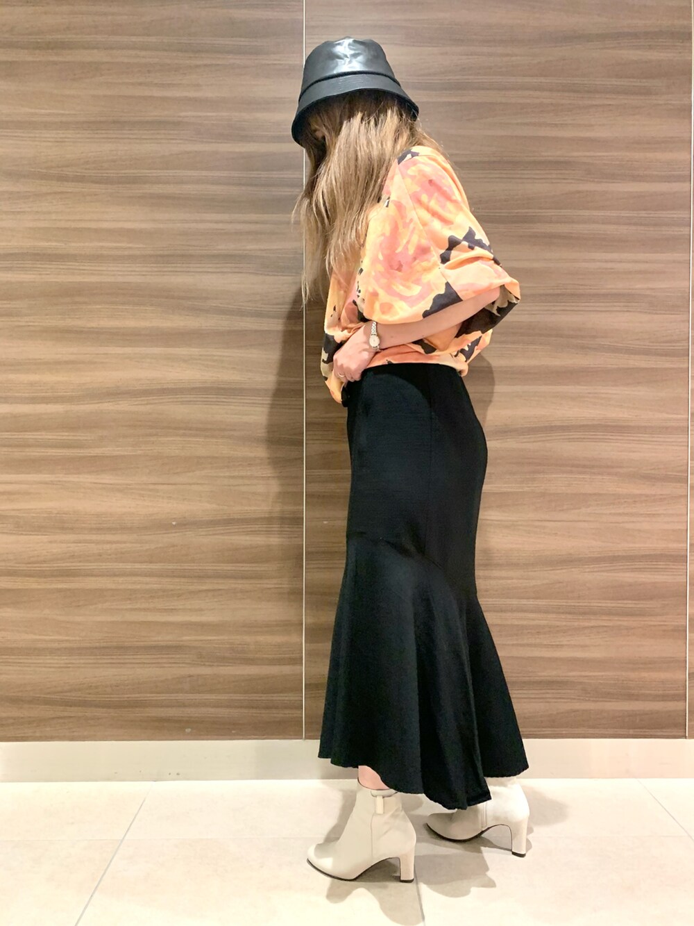 ホワイト系のブーツを着用したレディースの秋コーディネートの2枚目の写真