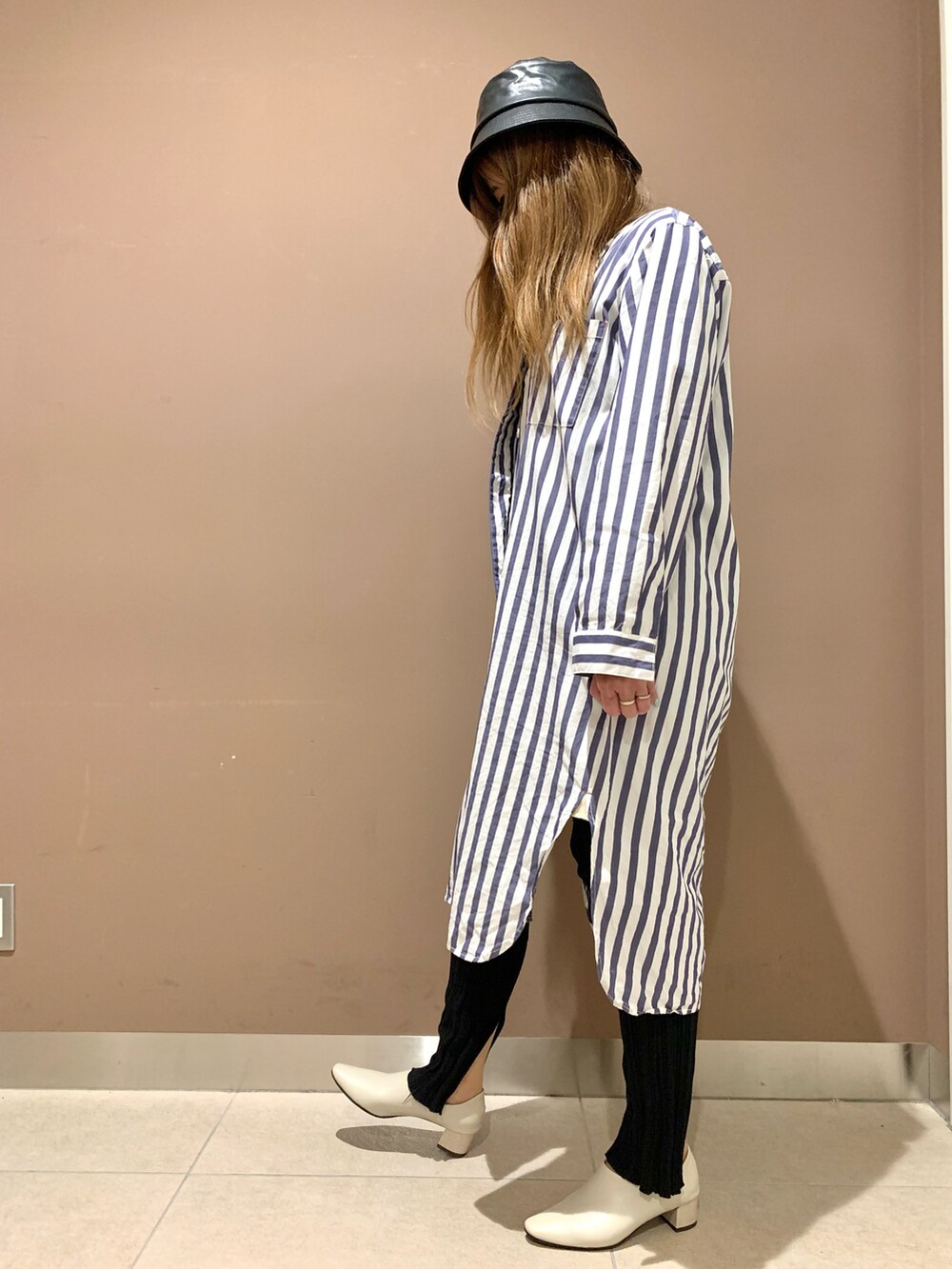 ホワイト系のパンプスを着用したレディースの夏コーディネートの3枚目の写真