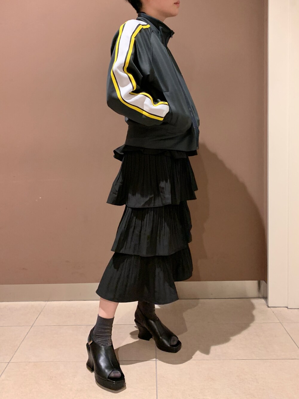 ブラック系のサンダルを着用したレディースの春コーディネートの2枚目の写真