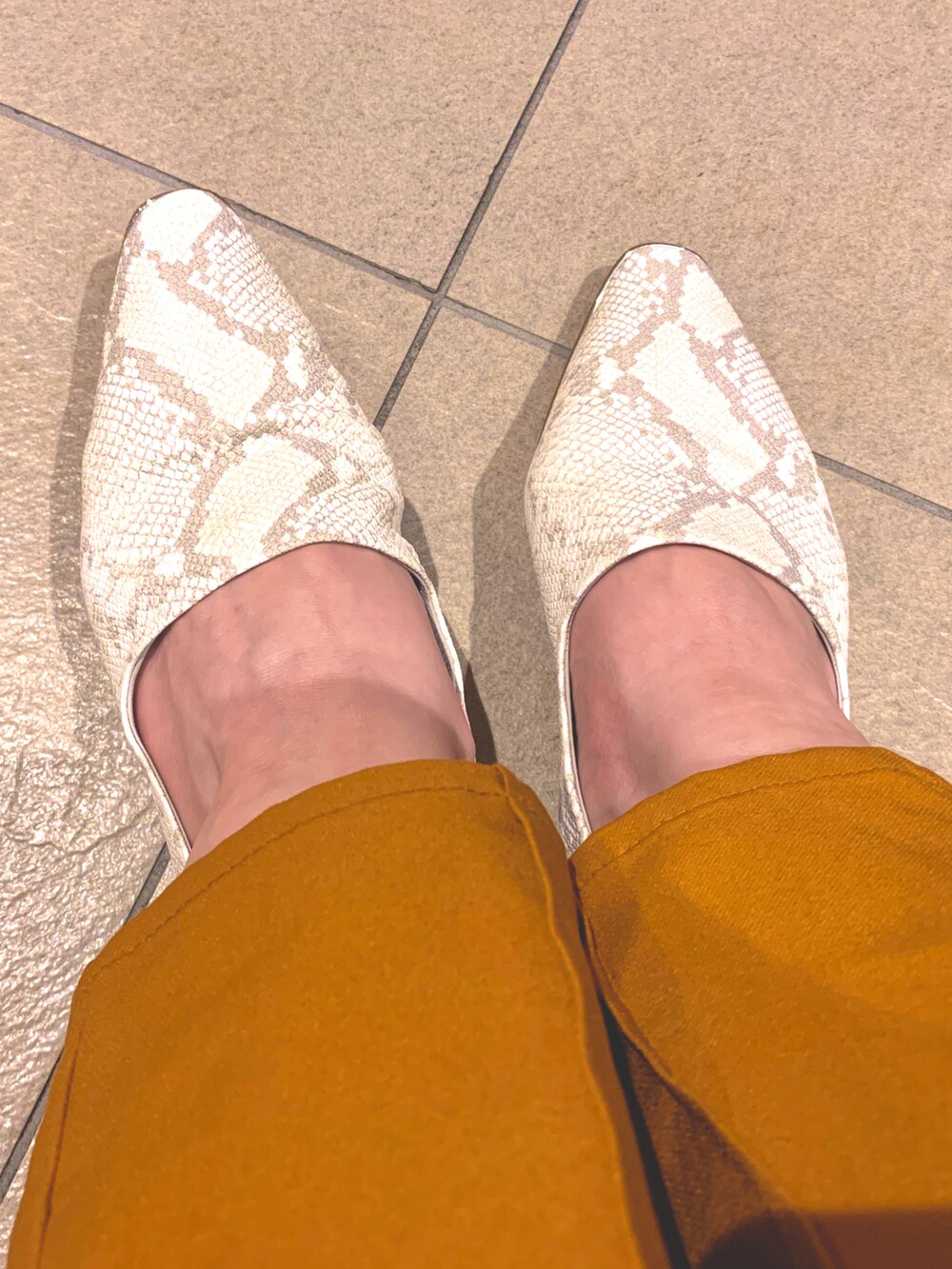 グレー系のパンプスを着用したレディースの春コーディネートの2枚目の写真