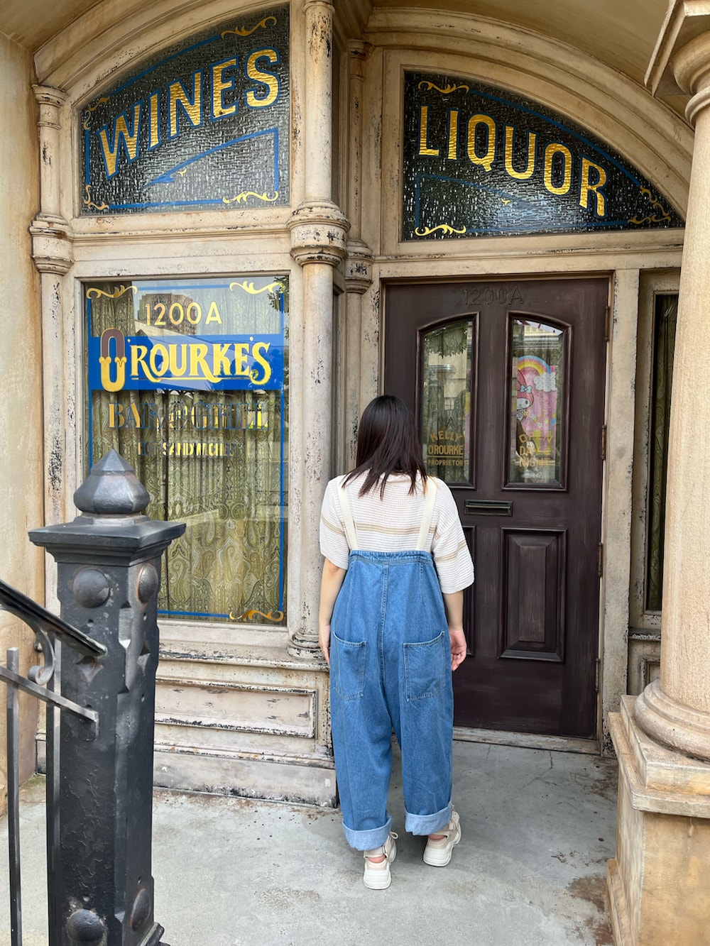 ブルー系のサロペット/オーバーオール、ホワイト系のポロシャツ、ベージュ系のサンダルを着用したレディースの夏コーディネートの2枚目の写真