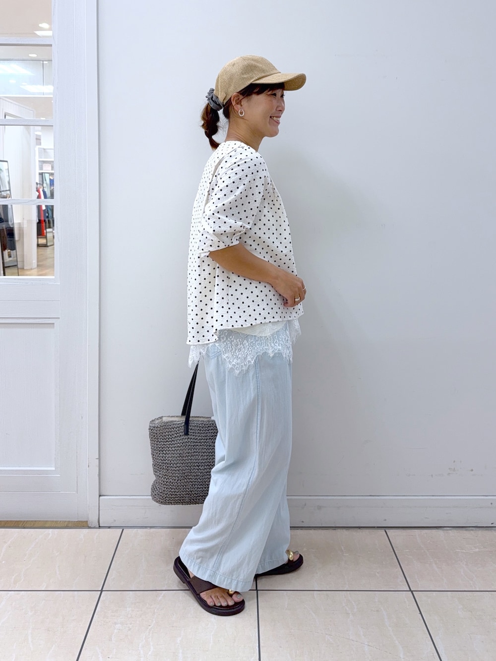 ホワイト系のシャツ/ブラウス、ホワイト系のタンクトップ、ブルー系のデニムパンツを着用したレディースの夏コーディネートの3枚目の写真