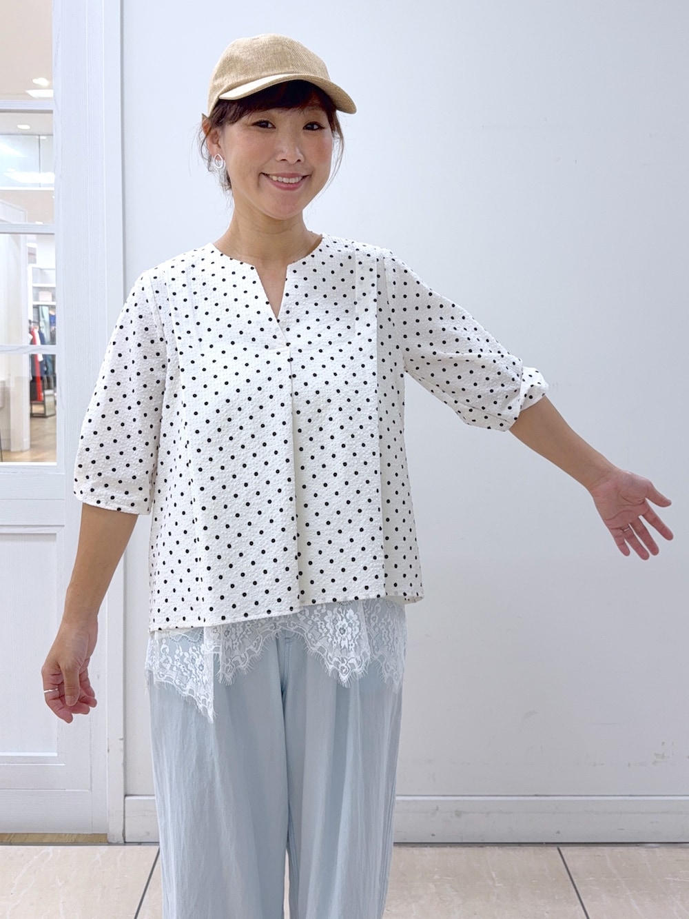 ホワイト系のシャツ/ブラウス、ホワイト系のタンクトップ、ブルー系のデニムパンツを着用したレディースの夏コーディネートの5枚目の写真