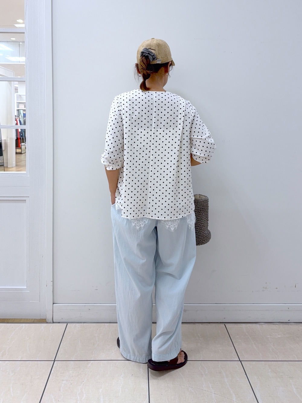 ホワイト系のシャツ/ブラウス、ホワイト系のタンクトップ、ブルー系のデニムパンツを着用したレディースの夏コーディネートの4枚目の写真