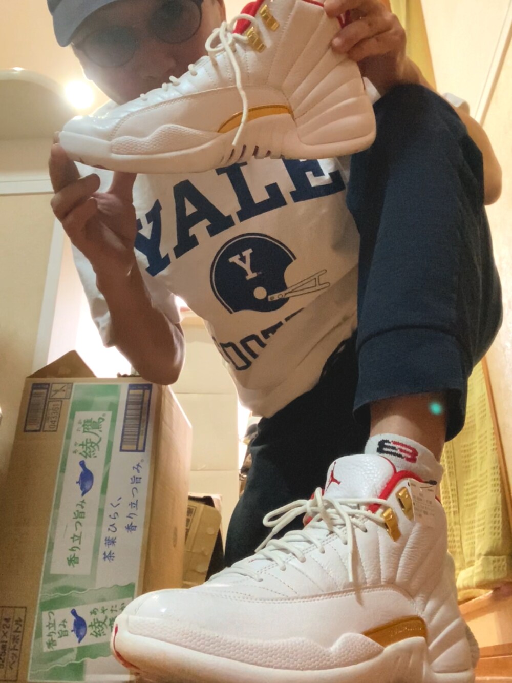 ブルー系のダウンベスト、ホワイト系のTシャツ/カットソー、ブルー系のその他パンツを着用したメンズの春コーディネートの2枚目の写真