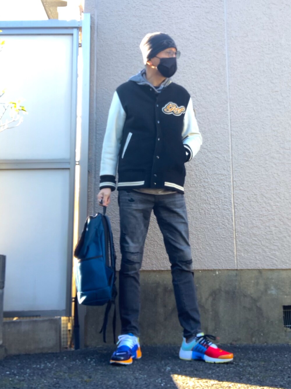 「スタジャン、スタジアムジャンパー、パーカー、ブラックデニム、ブラックスキニー、スニーカー、アシンメトリー、ニット帽、リュック」｜「Gallery1950のアイテム（スタジャン、ホワイト系）」を使った、HiRo🇺🇸さん（メンズ・178cm）の冬コーディネートの2枚目の写真