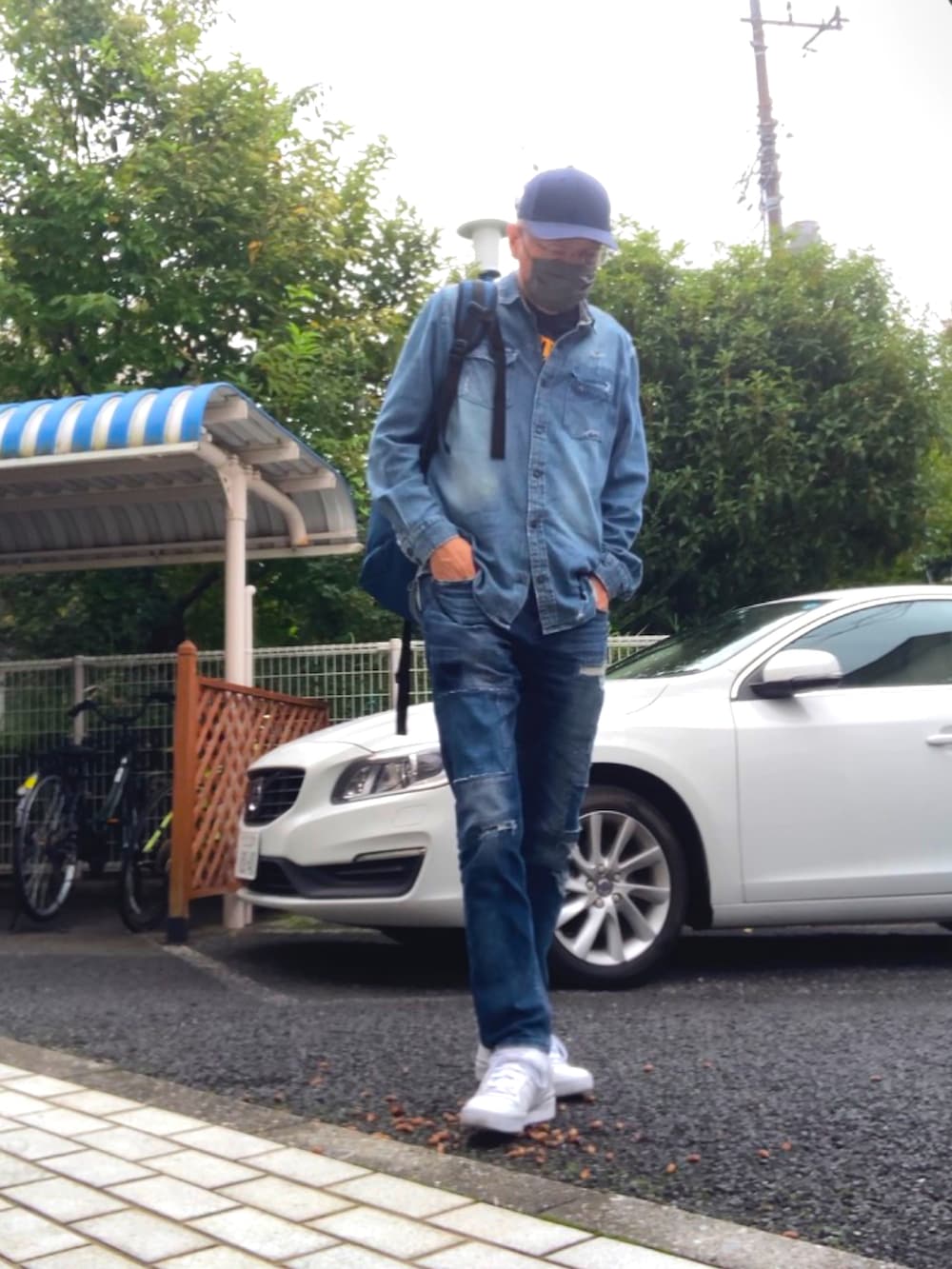 ブルー系のシャツ/ブラウス、ブルー系のデニムパンツ、ホワイト系のスニーカーを着用したメンズの秋コーディネートの2枚目の写真