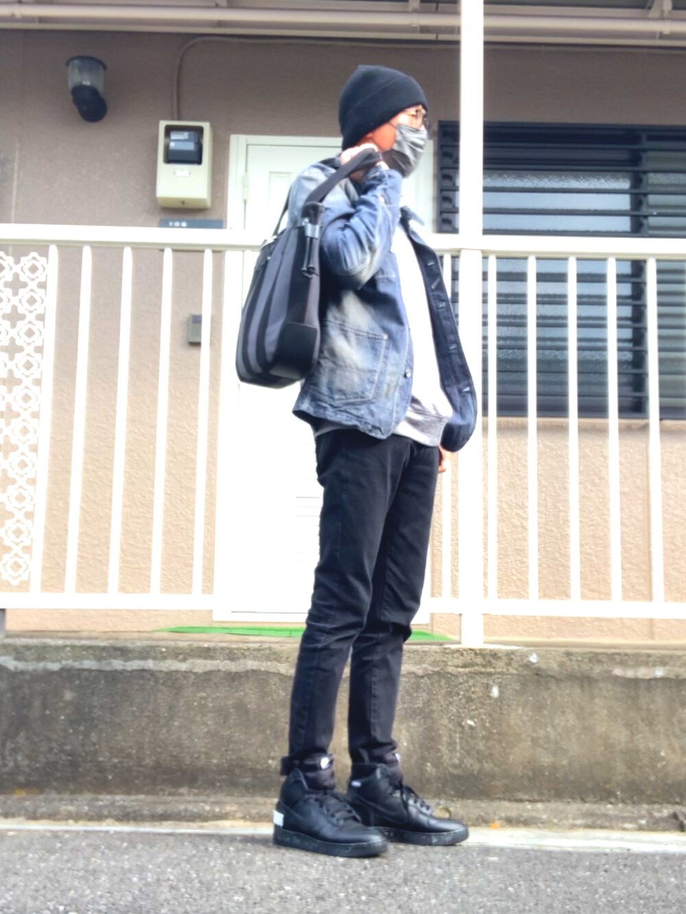 ブルー系のジャケット/アウター、グレー系のパーカー、その他のデニムパンツを着用したメンズの春コーディネートの2枚目の写真