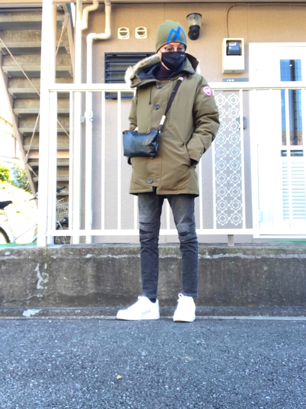 「ダウンコート、ブラックデニム、ブラックスキニー、白スニーカー、スニーカー、AF1、エアフォースワン、ニット帽」|「CANADA GOOSEの◇CANADA GOOSE / カナダグース 別注 CHATEAU PARKA*TRICO D M.GREEN(ダウンジャケット/コート、グリーン系)」を使った、HiRo🇺🇸さん(メンズ・178cm)の冬コーディネートの2枚目の写真
