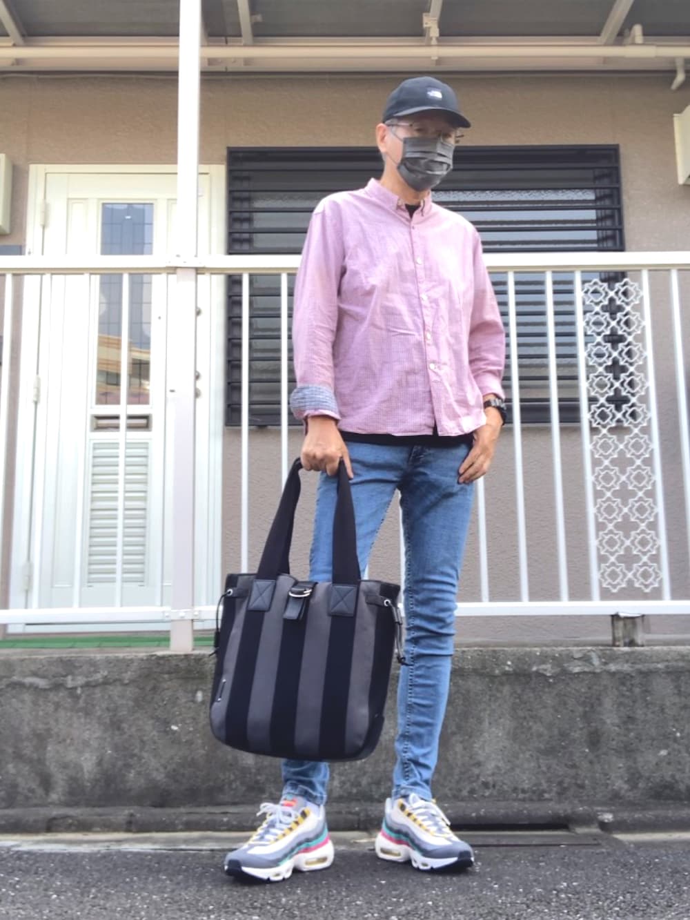 その他のシャツ/ブラウス、ブルー系のデニムパンツ、その他のスニーカーを着用したメンズの秋コーディネートの2枚目の写真