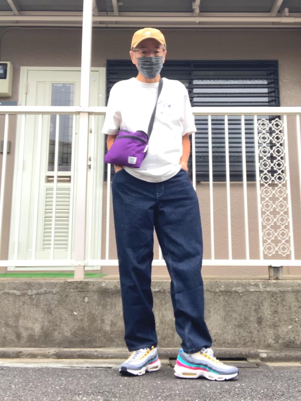 ホワイト系のTシャツ/カットソー、ブルー系のデニムパンツ、その他のスニーカーを着用したメンズの秋コーディネートの2枚目の写真