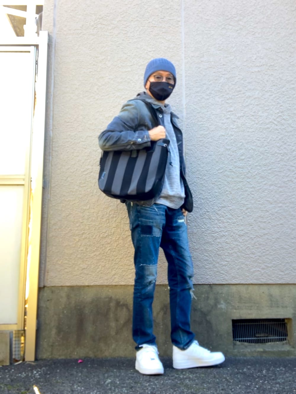 「スニーカー、トートバッグ、ニット帽、デニムジャケット、パーカー、大人カジュアル、白スニーカー、AIR FORCE 1、スキニーデニム、ダメージデニムパンツ、AF1、パッチワークデニム」｜「DIESELのアイテム（ジャケット/アウター、ブルー系）」を使った、HiRo🇺🇸さん（メンズ・178cm）の秋コーディネートの2枚目の写真