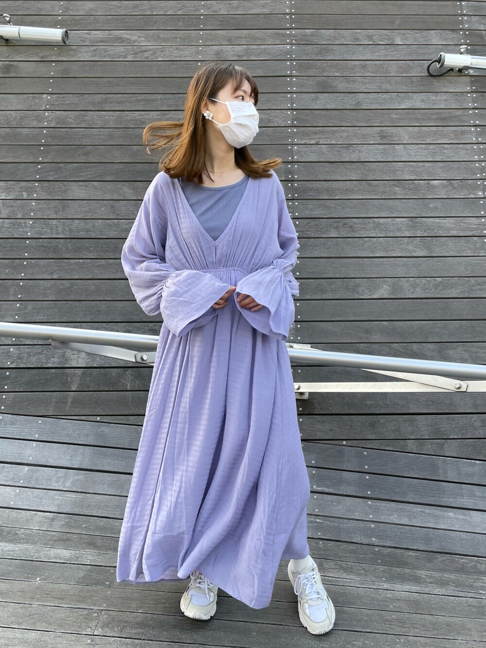 パープル系のワンピース、ホワイト系のスニーカーを着用したレディースの春コーディネートの2枚目の写真