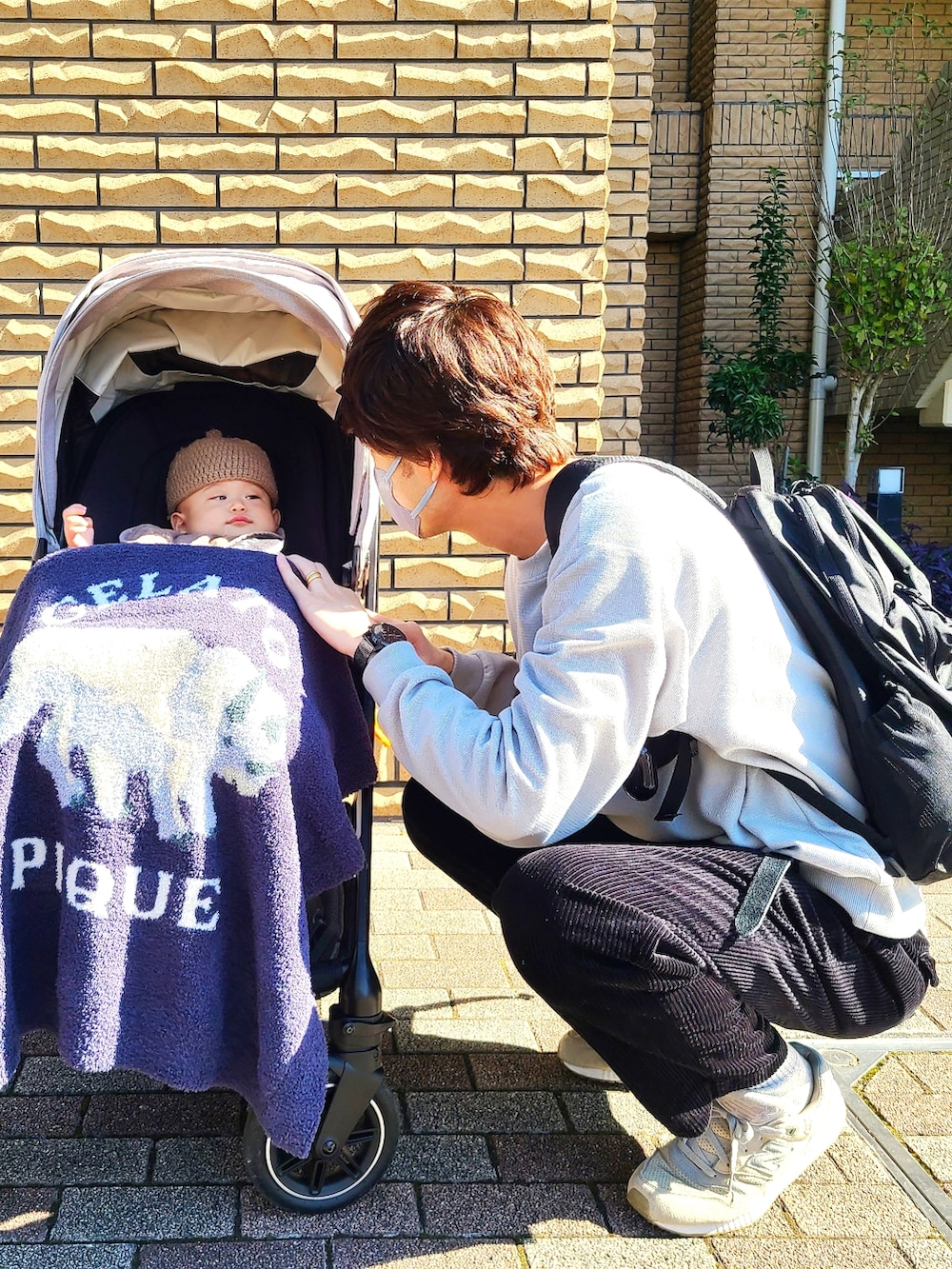 ブラック系のパンツ、グレー系のスニーカー、ブラック系のバックパック/リュックを着用したメンズの冬コーディネートの2枚目の写真