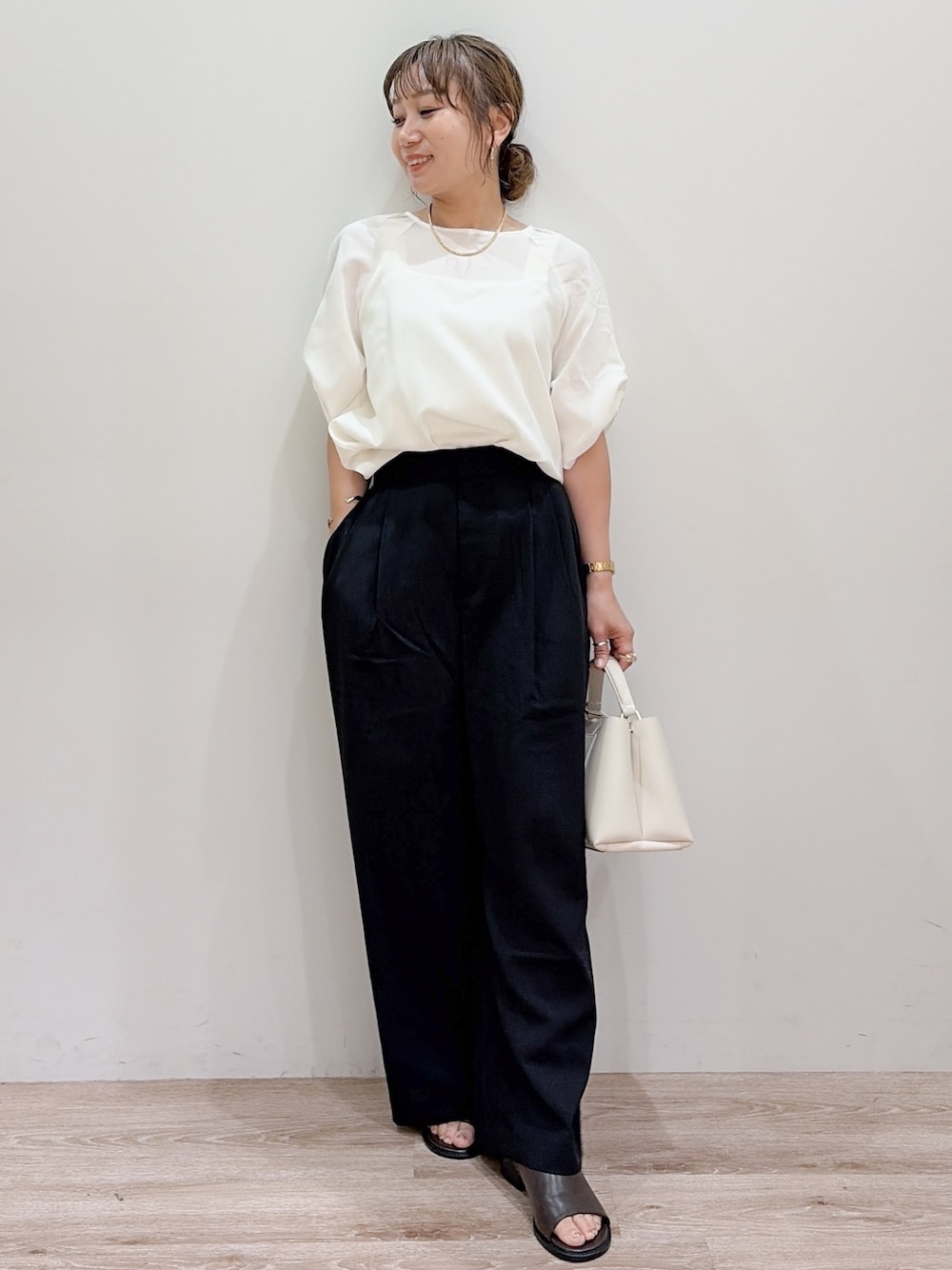 ホワイト系のシャツ/ブラウス、ブラック系のその他パンツ、ホワイト系のハンドバッグを着用したレディースの夏コーディネートの7枚目の写真