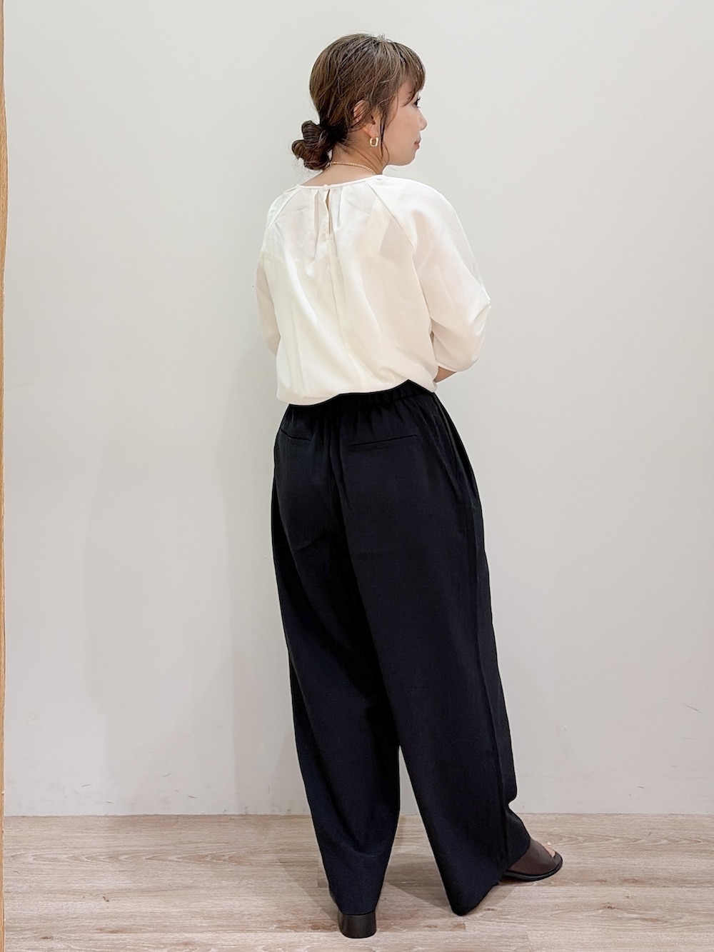 ホワイト系のシャツ/ブラウス、ブラック系のその他パンツ、ホワイト系のハンドバッグを着用したレディースの夏コーディネートの6枚目の写真