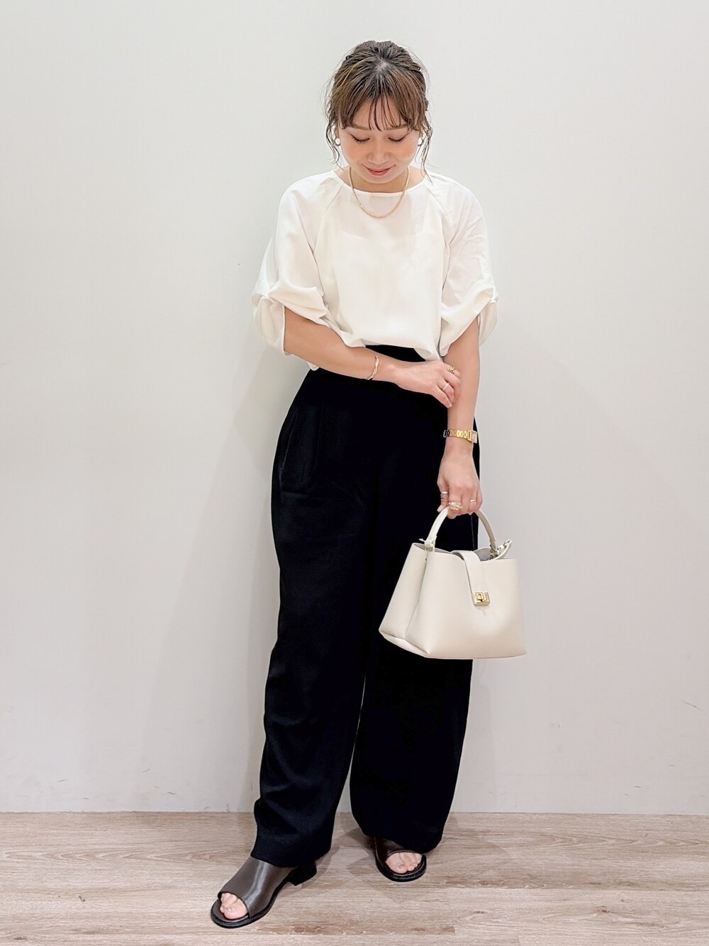 ホワイト系のシャツ/ブラウス、ブラック系のその他パンツ、ホワイト系のハンドバッグを着用したレディースの夏コーディネートの4枚目の写真