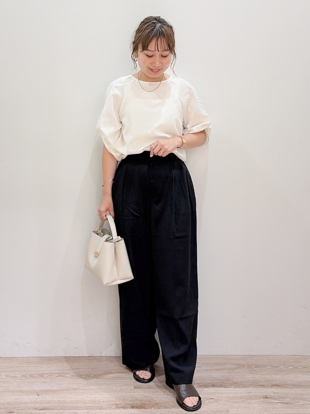 ホワイト系のシャツ/ブラウス、ブラック系のその他パンツ、ホワイト系のハンドバッグを着用したレディースの夏コーディネートの10枚目の写真