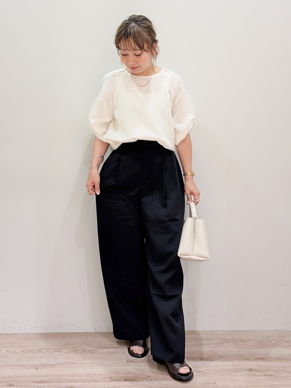 ホワイト系のシャツ/ブラウス、ブラック系のその他パンツ、ホワイト系のハンドバッグを着用したレディースの夏コーディネートの8枚目の写真