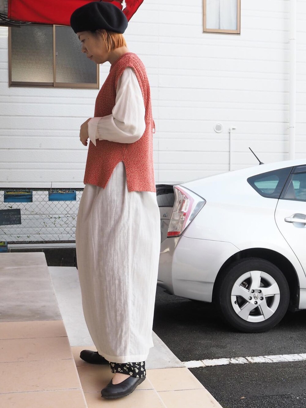 ブラック系のベスト、ホワイト系のワンピース、ブラック系のその他パンツを着用したレディースの冬コーディネートの3枚目の写真