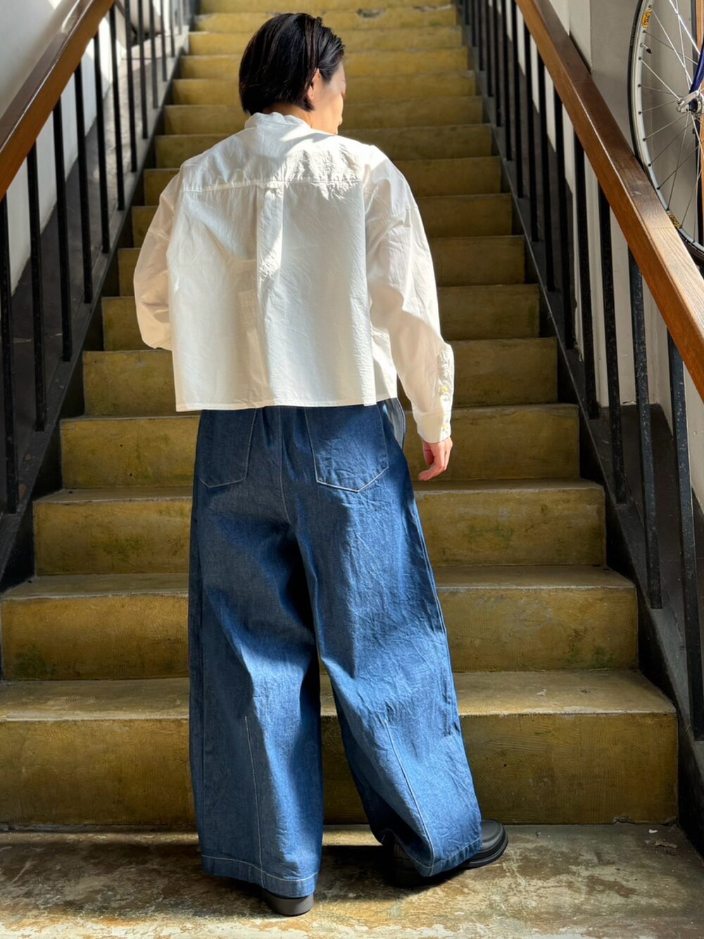 ホワイト系のシャツ/ブラウス、ブルー系のデニムパンツを着用したレディースの夏コーディネートの2枚目の写真