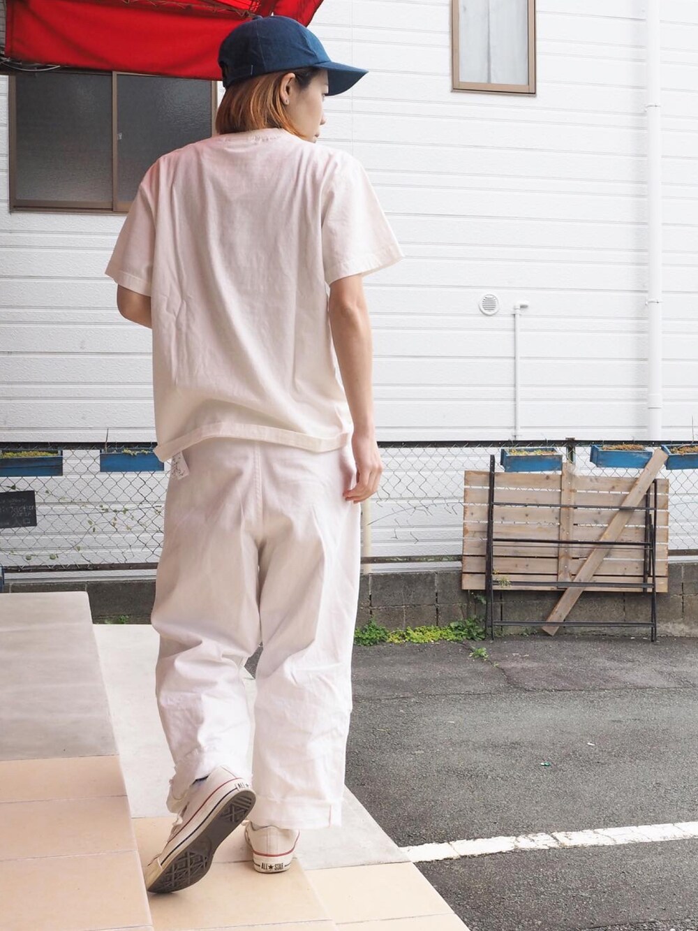 ホワイト系のTシャツ/カットソー、ホワイト系のデニムパンツ、ブルー系のキャップを着用したレディースの春コーディネートの2枚目の写真