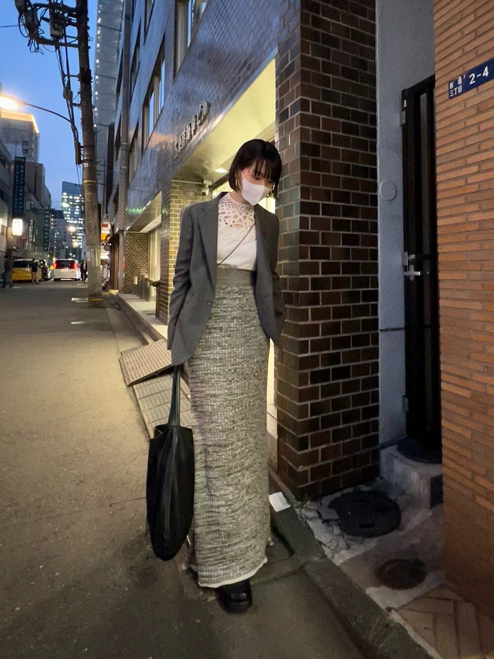 グレー系のジャケット/アウター、ホワイト系のトップス、グリーン系のスカートを着用したレディースの夏コーディネートの2枚目の写真