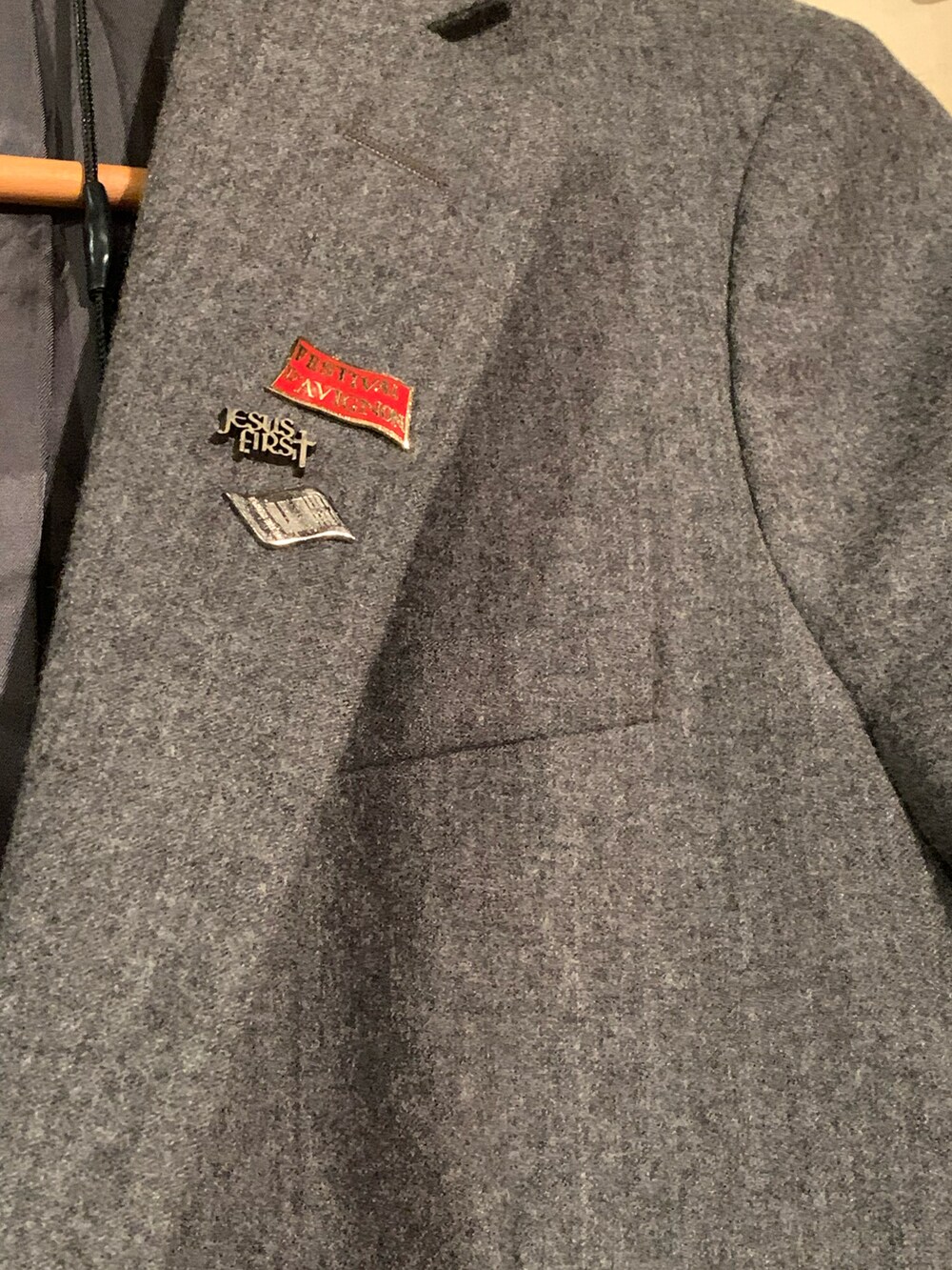 グレー系のジャケット/アウター、ホワイト系のトップス、グリーン系のスカートを着用したレディースの夏コーディネートの3枚目の写真