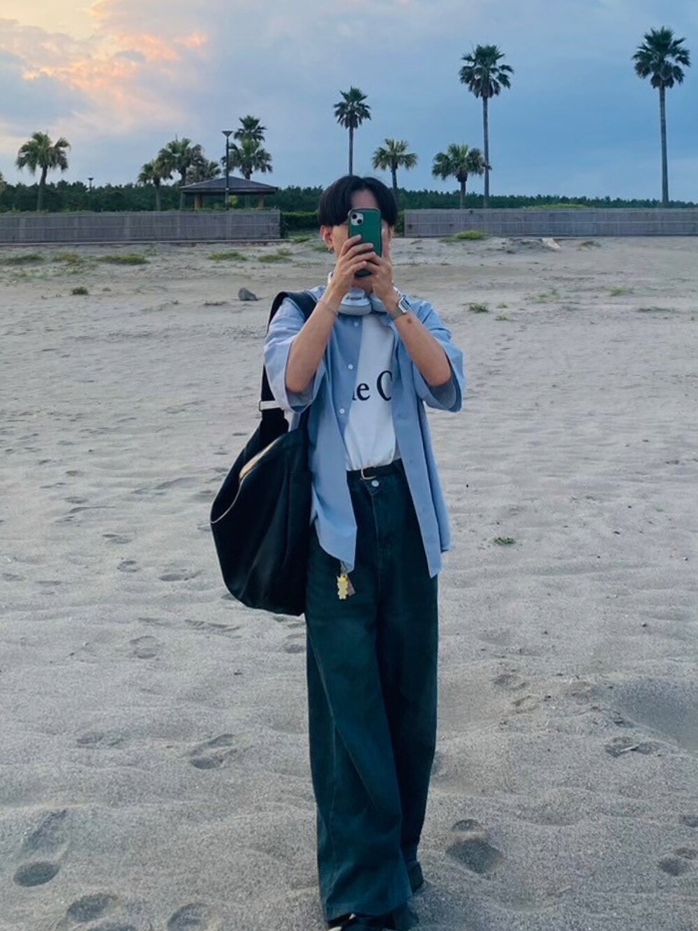 ホワイト系のTシャツ/カットソー、ブルー系のシャツ/ブラウス、ブルー系のデニムパンツを着用したメンズの夏コーディネートの2枚目の写真