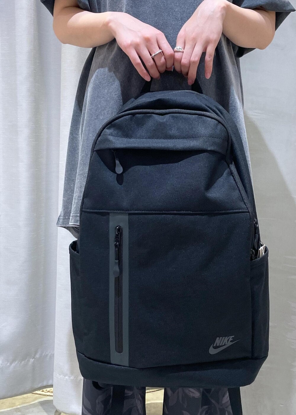 ブラック系のその他パンツ、グリーン系のサンダル、ブラック系のTシャツ/カットソーを着用したレディースの夏コーディネートの6枚目の写真