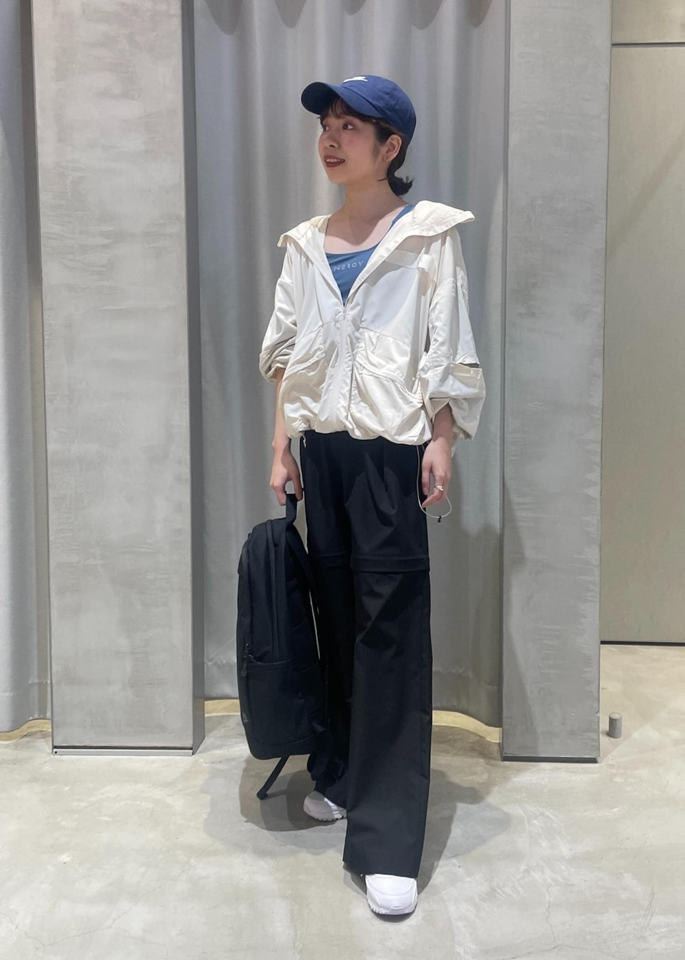 「キャップ、ホワイト、パンツ、十分丈、NERGY、NIKE、スニーカー、アスレジャー」｜「NERGYのポケットウィンドブレーカー（その他アウター、ホワイト系）」を使った、TENDOさん（レディース・153cm）の春コーディネートの2枚目の写真