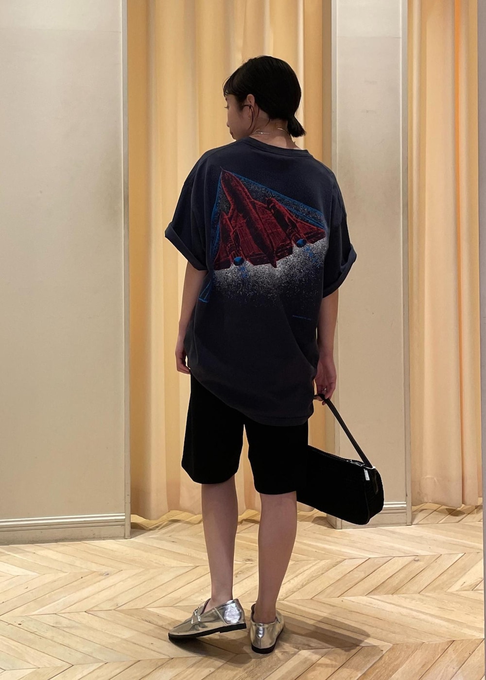シルバー系のローファー、ブラック系のハンドバッグ、ブラック系のその他パンツを着用したレディースの夏コーディネートの4枚目の写真