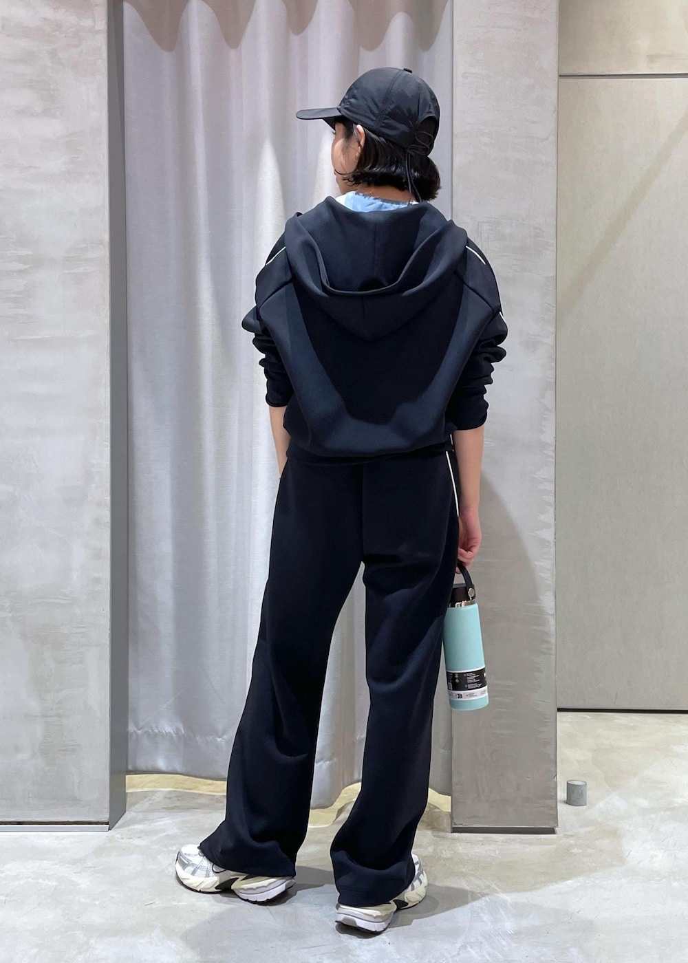 「ブラック、ロゴ、長袖、セットアップ、ジップ、フード、十分丈、スラックス、スニーカー、初春コーデ、春コーデ、初夏コーデ、夏コーデ、初秋コーデ、秋コーデ」｜「HYDRO FLASKの【Hydro Flask】保温保冷 ハイドロフラスク　 HYDRATION　20oz Wide Mouth（グラス/マグカップ/タンブラー、グリーン系）」を使った、TENDOさん（レディース・153cm）の夏コーディネートの6枚目の写真