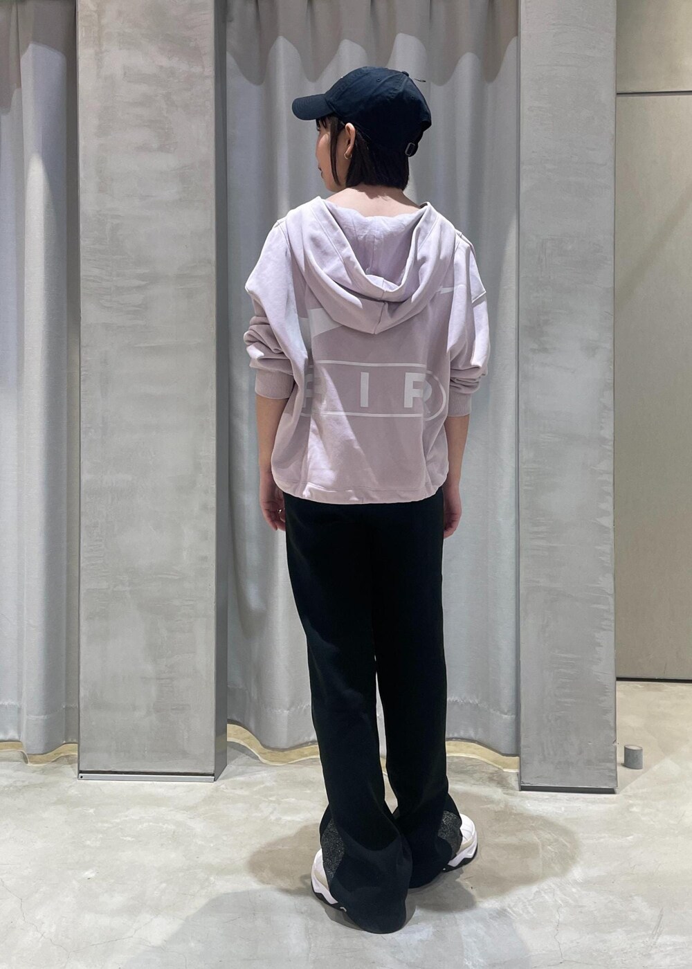 「PUMA、低身長、低身長コーデ、NERGY、NIKE、スニーカー、パンツ、バックスタイル、アスレジャー」｜「NIKEの【NIKE】ナイキ NSW エア OS フリースフーディパーカーウィメンズ（パーカー、パープル系）」を使った、TENDOさん（レディース・153cm）の冬コーディネートの3枚目の写真