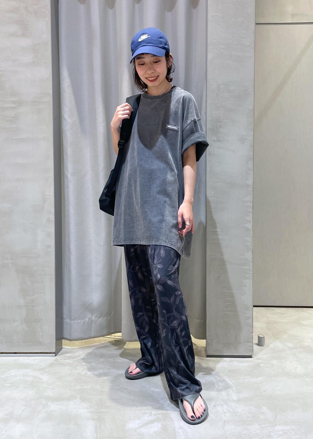 ブラック系のその他パンツ、グリーン系のサンダル、ブラック系のTシャツ/カットソーを着用したレディースの夏コーディネートの2枚目の写真