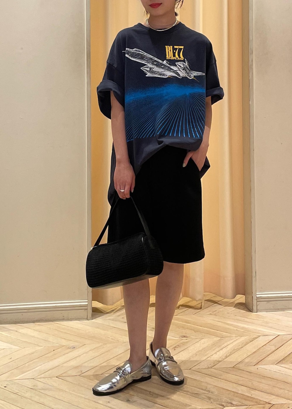 シルバー系のローファー、ブラック系のハンドバッグ、ブラック系のその他パンツを着用したレディースの夏コーディネートの3枚目の写真