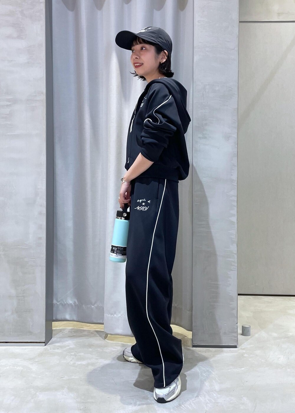 「ブラック、ロゴ、長袖、セットアップ、ジップ、フード、十分丈、スラックス、スニーカー、初春コーデ、春コーデ、初夏コーデ、夏コーデ、初秋コーデ、秋コーデ」｜「HYDRO FLASKの【Hydro Flask】保温保冷 ハイドロフラスク　 HYDRATION　20oz Wide Mouth（グラス/マグカップ/タンブラー、グリーン系）」を使った、TENDOさん（レディース・153cm）の夏コーディネートの4枚目の写真
