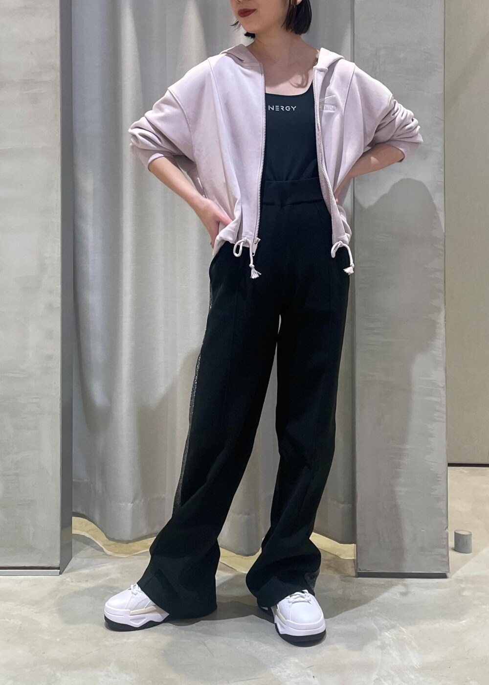 「PUMA、低身長、低身長コーデ、NERGY、NIKE、スニーカー、パンツ、バックスタイル、アスレジャー」｜「NIKEの【NIKE】ナイキ NSW エア OS フリースフーディパーカーウィメンズ（パーカー、パープル系）」を使った、TENDOさん（レディース・153cm）の冬コーディネートの4枚目の写真