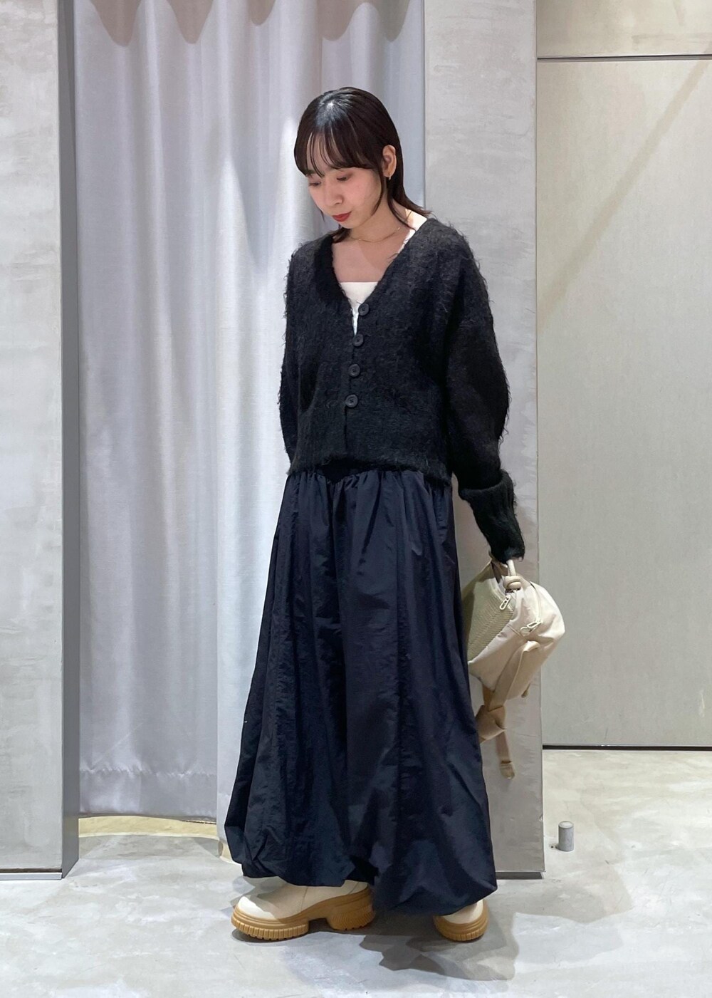 「秋コーデ、初冬コーデ、冬コーデ、デートコーデ、お出かけコーデ、旅行コーデ、女子会コーデ、スポーツミックス、大人カジュアル、スカートスタイル、体型カバー、カジュアルコーデ」｜「NERGYのバルーンスカート（スカート、ブラック系）」を使った、TENDOさん（レディース・153cm）の冬コーディネートの5枚目の写真