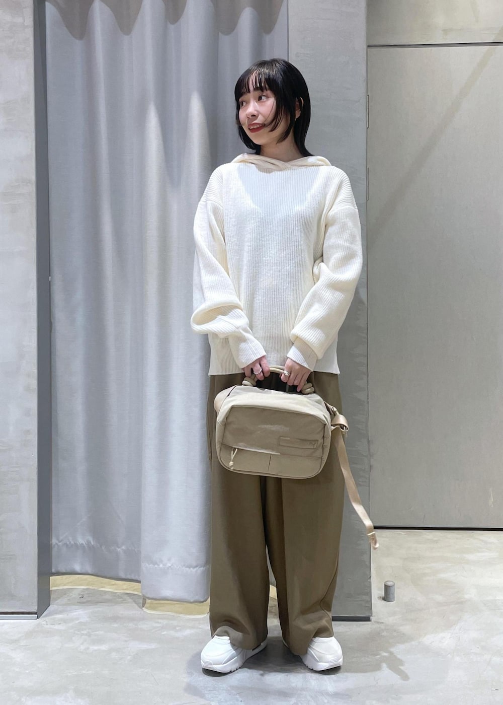 「秋コーデ、初冬コーデ、冬コーデ、お出かけコーデ、旅行コーデ、アウトドアコーデ、女子会コーデ、スポーツミックス、大人カジュアル、パンツスタイル、体型カバー、シンプルコーデ、NERGY、ストレート、ブルべ夏」｜「PUMAの【PUMA】PUMA.BL クロスボディバッグ（ボディバッグ/ウエストポーチ、ベージュ系）」を使った、TENDOさん（レディース・153cm）の秋コーディネートの6枚目の写真