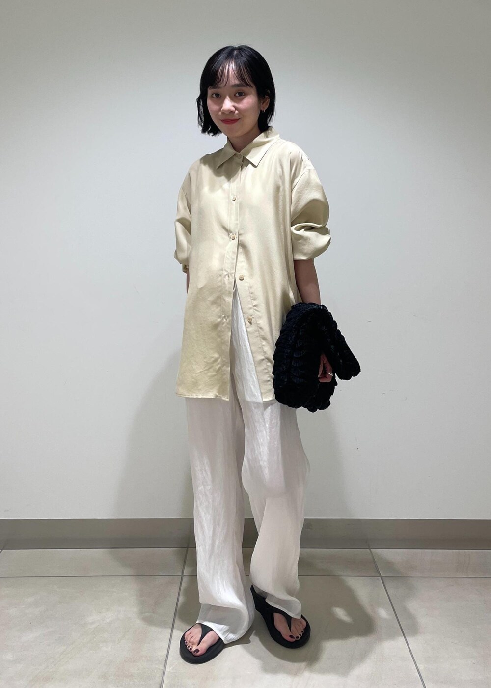 ホワイト系のその他パンツ、ブラック系のハンドバッグ、ベージュ系のシャツ/ブラウスを着用したレディースの夏コーディネートの4枚目の写真