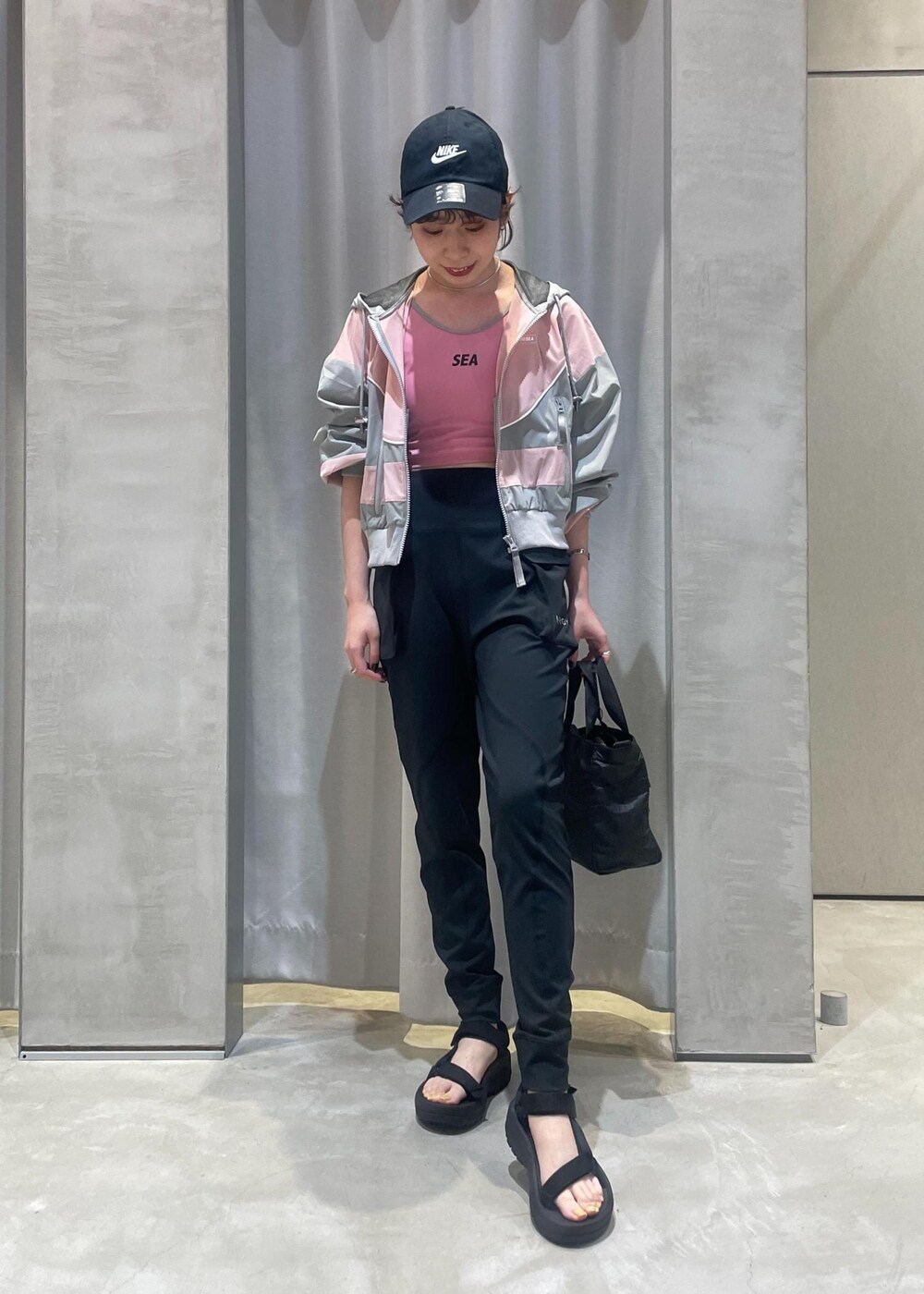「NERGY、NIKE、YOGA、GYM、SWIM、パンツ、バックスタイル、アスレジャー」｜「WIND AND SEAの【NERGY×WIND AND SEA】UV＆水陸両用 ブラトップ（ブラジャー、ピンク系）」を使った、TENDOさん（レディース・153cm）の春コーディネートの4枚目の写真