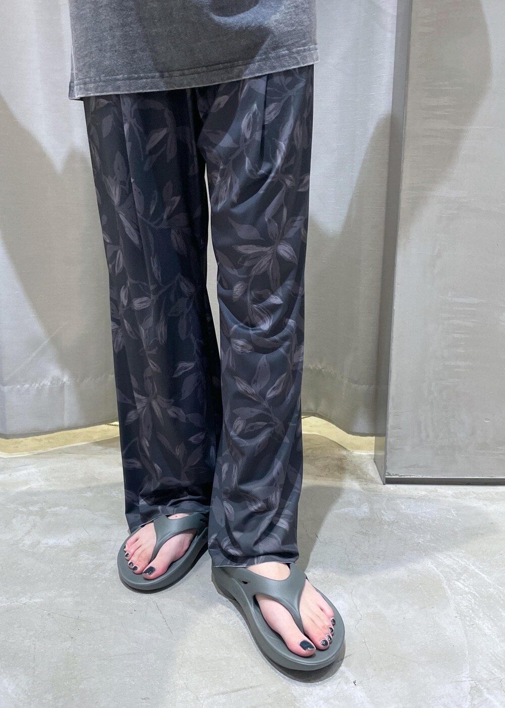 ブラック系のその他パンツ、グリーン系のサンダル、ブラック系のTシャツ/カットソーを着用したレディースの夏コーディネートの7枚目の写真