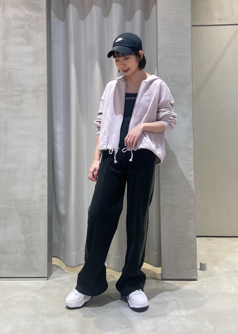 「PUMA、低身長、低身長コーデ、NERGY、NIKE、スニーカー、パンツ、バックスタイル、アスレジャー」｜「NIKEの【NIKE】ナイキ NSW エア OS フリースフーディパーカーウィメンズ（パーカー、パープル系）」を使った、TENDOさん（レディース・153cm）の冬コーディネートの2枚目の写真