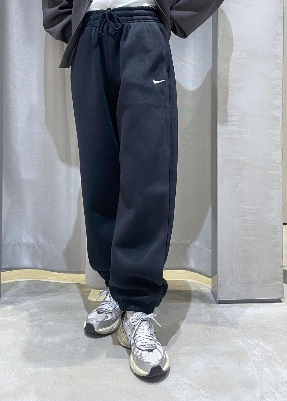 ホワイト系のスニーカー、ブラック系のボストンバッグ、グレー系のカーディガン/ボレロを着用したレディースの冬コーディネートの7枚目の写真