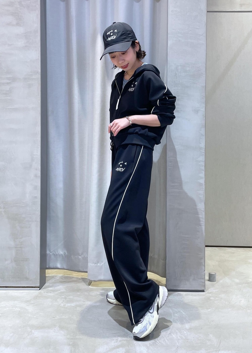 「ブラック、ロゴ、長袖、セットアップ、ジップ、フード、十分丈、スラックス、スニーカー、初春コーデ、春コーデ、初夏コーデ、夏コーデ、初秋コーデ、秋コーデ」｜「HYDRO FLASKの【Hydro Flask】保温保冷 ハイドロフラスク　 HYDRATION　20oz Wide Mouth（グラス/マグカップ/タンブラー、グリーン系）」を使った、TENDOさん（レディース・153cm）の夏コーディネートの5枚目の写真
