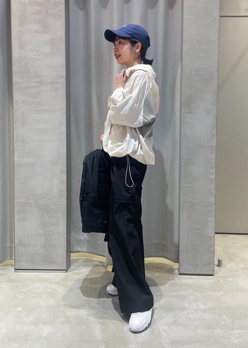 「キャップ、ホワイト、パンツ、十分丈、NERGY、NIKE、スニーカー、アスレジャー」｜「NERGYのポケットウィンドブレーカー（その他アウター、ホワイト系）」を使った、TENDOさん（レディース・153cm）の春コーディネートの3枚目の写真